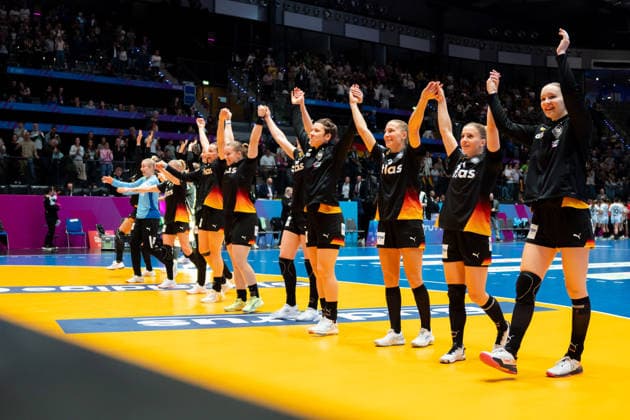 Handball I Frauen I Weltmeisterschaft I Vorrunde I 2. Spieltag I Uruguay - Deutschland I 28.11.2025 Das Team jubelt nach dem Sieg Stuttgart Porsche Arena Baden-Württemberg Deutschland Copyright: xLobeca MaxxPetershansx