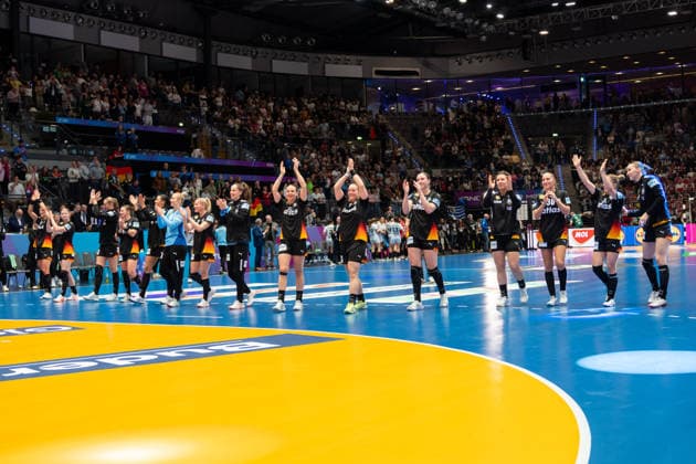 Handball I Frauen I Weltmeisterschaft I Vorrunde I 2. Spieltag I Uruguay - Deutschland I 28.11.2025 Das Team jubelt nach dem Sieg Stuttgart Porsche Arena Baden-Württemberg Deutschland Copyright: xLobeca MaxxPetershansx