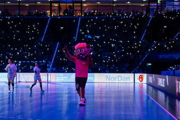 Handball I Frauen I Weltmeisterschaft I Vorrunde I 2. Spieltag I Uruguay - Deutschland I 28.11.2025 Lichtershow in der Auszeit - Maskottchen Hanni auf dem Feld Stuttgart Porsche Arena Baden-Württemberg Deutschland Copyright: xLobeca MaxxPetershansx