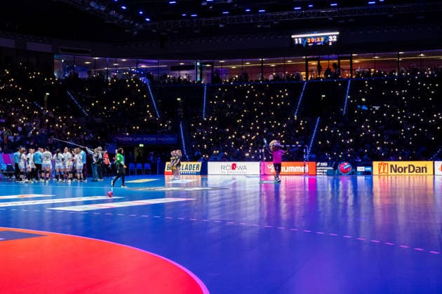 Handball I Frauen I Weltmeisterschaft I Vorrunde I 2. Spieltag I Uruguay - Deutschland I 28.11.2025 Lichtershow in der Auszeit Stuttgart Porsche Arena Baden-Württemberg Deutschland Copyright: xLobeca MaxxPetershansx