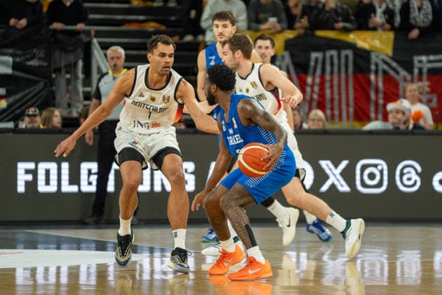 Oscar da Silva (1 Deutschland) and Khadeen Carrington (3 Israel) in action at the Basketball World Cup qualifying match between Germany and Israel on November 28, 2025, in Neu-Ulm. Neu Ulm ratiopharm Arena Bavaria Germany
