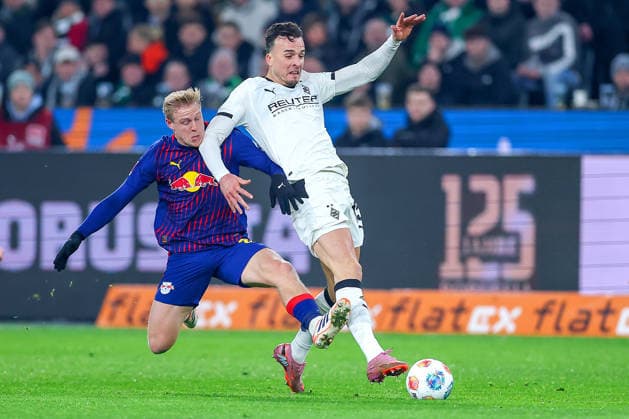 28.11.2025, Fußball, Borussia Mönchengladbach - RB Leipzig, 1. Fußball Bundesliga, 12.Spieltag, Borussia-Park, Saison 2025 2026: Xaver Schlager (RB Leipzig 24) im Zweikampf gegen Haris Tabakovic (Borussia Mönchengladbach 15) DFB regulations prohibit any use of photographs as image sequences and or quasi-video. Nordrhein-Westfalen Deutschland