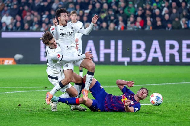 28.11.2025, Fußball, Borussia Mönchengladbach - RB Leipzig, 1. Fußball Bundesliga, 12.Spieltag, Borussia-Park, Saison 2025 2026: Florian Neuhaus (Borussia Mönchengladbach 10) und Jens Castrop (Borussia Mönchengladbach 17) laufen sich im Zweikampf gegen Kevin Diks (Borussia Mönchengladbach 04) gegenseitig um DFB regulations prohibit any use of photographs as image sequences and or quasi-video. Nordrhein-Westfalen Deutschland