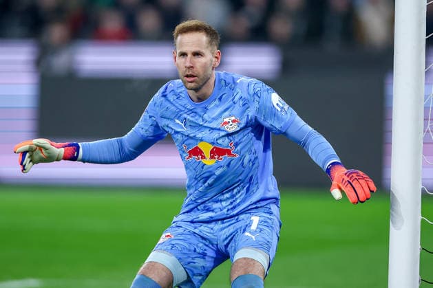28.11.2025, Fußball, Borussia Mönchengladbach - RB Leipzig, 1. Fußball Bundesliga, 12.Spieltag, Borussia-Park, Saison 2025 2026: Torhüter Peter Gulacsi (RB Leipzig 01) gestikulierend DFB regulations prohibit any use of photographs as image sequences and or quasi-video. Nordrhein-Westfalen Deutschland *** 28 11 2025, Soccer, Borussia Mönchengladbach RB Leipzig, 1 Soccer Bundesliga, Matchday 12, Borussia Park, Season 2025 2026 Goalkeeper Peter Gulacsi RB Leipzig 01 gesticulating DFB regulations prohibit any use of photographs as image sequences and or quasi video North Rhine-Westphalia Germany