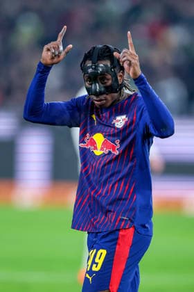 28.11.2025, Fußball, Borussia Mönchengladbach - RB Leipzig, 1. Fußball Bundesliga, 12.Spieltag, Borussia-Park, Saison 2025 2026: Yan Diomande (RB Leipzig 49) gestikulierend Geste zeigt nach Oben DFB regulations prohibit any use of photographs as image sequences and or quasi-video. Nordrhein-Westfalen Deutschland