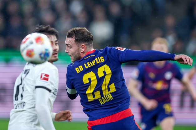 28.11.2025, Fußball, Borussia Mönchengladbach - RB Leipzig, 1. Fußball Bundesliga, 12.Spieltag, Borussia-Park, Saison 2025 2026: David Raum (RB Leipzig 22) blickt neben Jens Castrop (Borussia Mönchengladbach 17) dem Ball hinterher DFB regulations prohibit any use of photographs as image sequences and or quasi-video. Nordrhein-Westfalen Deutschland