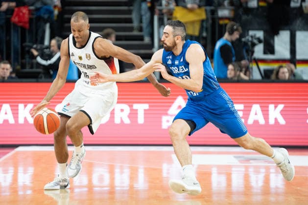 Louis Olinde (16 Deutschland) and Bar Timor (10 Israel) in action at the Basketball World Cup qualifying match between Germany and Israel on November 28, 2025, in Neu-Ulm. Neu Ulm ratiopharm Arena Bavaria Germany