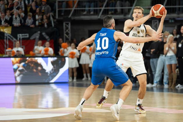 Bar Timor (10 Israel) and Justus Hollatz (21 Deutschland) in action at the Basketball World Cup qualifying match between Germany and Israel on November 28, 2025, in Neu-Ulm. Neu Ulm ratiopharm Arena Bavaria Germany