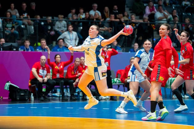 Handball I Frauen I Weltmeisterschaft I Vorrunde I 2. Spieltag I Serbien - Island I 28.11.2025 Diana Dögg Magnusdottir (7, Island) im Wurf Stuttgart Porsche Arena Baden-Württemberg Deutschland Copyright: xLobeca MaxxPetershansx