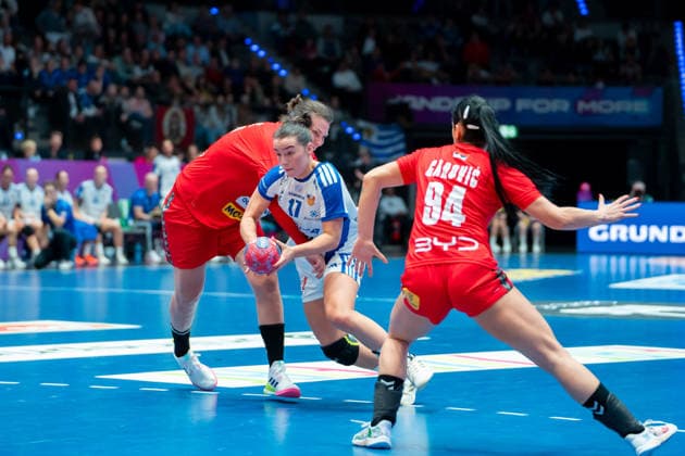 Handball I Frauen I Weltmeisterschaft I Vorrunde I 2. Spieltag I Serbien - Island I 28.11.2025 Elin Klara Thorkelsdottir (17, Island) Stuttgart Porsche Arena Baden-Württemberg Deutschland Copyright: xLobeca MaxxPetershansx