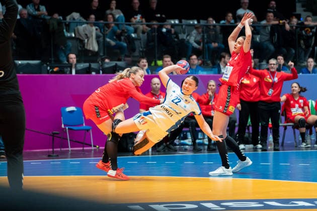 Handball I Frauen I Weltmeisterschaft I Vorrunde I 2. Spieltag I Serbien - Island I 28.11.2025 Elin Rosa Magnusdottir (22, Island) im Wurf Stuttgart Porsche Arena Baden-Württemberg Deutschland Copyright: xLobeca MaxxPetershansx