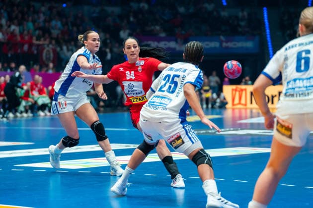 Handball I Frauen I Weltmeisterschaft I Vorrunde I 2. Spieltag I Serbien - Island I 28.11.2025 Sara Garovic (94, Serbien) Stuttgart Porsche Arena Baden-Württemberg Deutschland Copyright: xLobeca MaxxPetershansx