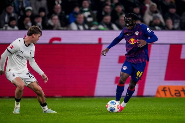 MOENCHENGLADBACH, GERMANY - NOVEMBER 28: Yan Diomande of RB Leipzig dribbles with the ball during the Bundesliga match between Borussia Monchengladbach and RB Leipzig at Borussia-Park on November 28, 2025 in Moenchengladbach, Germany. (Photo by Rene Nijhuis) SPO  Copyright: xRenexNijhuis