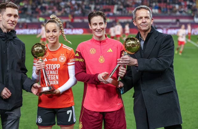 GER, Kaiserslautern, Deutschland vs Spanien, Länderspiel, Fussball, UEFA, Spielzeit 2025 2026, Womens Nations League, Fritz-Walter-Stadion, Finale, Hinspiel im Bild: Giulia Gwinn (Deutschland 7) und Ann-Katrin Berger (Deutschland 1) bekommen den Pokal und Auszeichnung als Fußballerin des Jahres DFB DFL REGULATIONS PROHIBIT ANY USE OF PHOTOGRAPHS AS IMAGE SEQUENCES AND OR QUASI-VIDEO, 28.11.2025 Copyright: HMBxMedia HendrikxHamelau