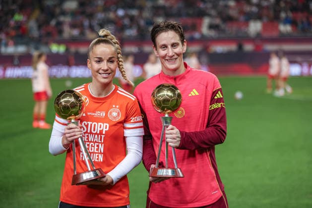 GER, Kaiserslautern, Deutschland vs Spanien, Länderspiel, Fussball, UEFA, Spielzeit 2025 2026, Womens Nations League, Fritz-Walter-Stadion, Finale, Hinspiel im Bild: Giulia Gwinn (Deutschland 7) und Ann-Katrin Berger (Deutschland 1) bekommen den Pokal und Auszeichnung als Fußballerin des Jahres DFB DFL REGULATIONS PROHIBIT ANY USE OF PHOTOGRAPHS AS IMAGE SEQUENCES AND OR QUASI-VIDEO, 28.11.2025 Copyright: HMBxMedia HendrikxHamelau