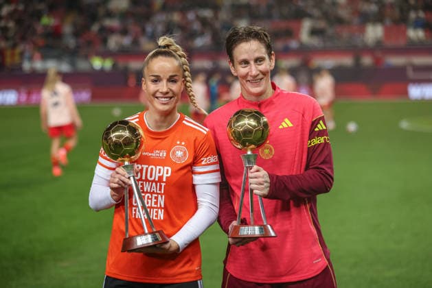 GER, Kaiserslautern, Deutschland vs Spanien, Länderspiel, Fussball, UEFA, Spielzeit 2025 2026, Womens Nations League, Fritz-Walter-Stadion, Finale, Hinspiel im Bild: Giulia Gwinn (Deutschland 7) und Ann-Katrin Berger (Deutschland 1) bekommen den Pokal und Auszeichnung als Fußballerin des Jahres DFB DFL REGULATIONS PROHIBIT ANY USE OF PHOTOGRAPHS AS IMAGE SEQUENCES AND OR QUASI-VIDEO, 28.11.2025 *** GER, Kaiserslautern, Germany vs Spain, international match, football, UEFA, 2025 2026 season, Womens Nations League, Fritz Walter Stadion, final, first leg in picture Giulia Gwinn Germany 7 and Ann Katrin Berger Germany 1 receive the trophy and award as Footballer of the Year DFB DFL REGULATIONS PROHIBIT ANY USE OF PHOTOGRAPHS AS IMAGE SEQUENCES AND OR QUASI VIDEO, 28 11 2025 Copyright: HMBxMedia HendrikxHamelau