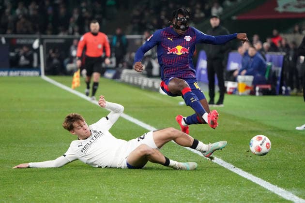 Fussball, 1.BL Saison 2025 2026 Borussia Mönchengladbach vs RB Leipzig , 28.11.2025, Stadion im Borussia Park Mönchengladbach, Luca Netz, Borussia Mönchengladbach , yan diomande RB Leipzig