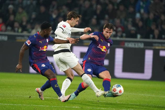 Fussball, 1.BL Saison 2025 2026 Borussia Mönchengladbach vs RB Leipzig , 28.11.2025, Stadion im Borussia Park Mönchengladbach, Florian Neuhaus, , Borussia Mönchengladbach, Willi orban, RBLeipzig