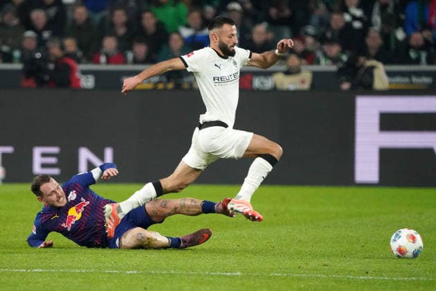 Fussball, 1.BL Saison 2025 2026 Borussia Mönchengladbach vs RB Leipzig , 28.11.2025, Stadion im Borussia Park Mönchengladbach, David Raum, RB Leipzig, Franck Honorat, , Borussia Mönchengladbach