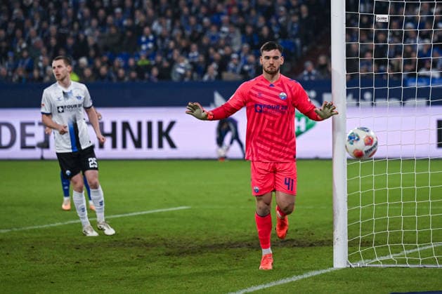 28.11.2025, Fussball, 2. Bundesliga, Saison 2025 2026, 14. Spieltag, FC Schalke 04 - SC Paderborn, Dennis Seimen (SC Paderborn 07) xRHR-FOTO YYx Copyright: KROEGER RHR-FOTOx RHR-FOTO YY