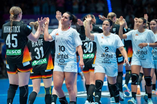 Handball I Frauen I Weltmeisterschaft I Vorrunde I 2. Spieltag I Uruguay - Deutschland I 28.11.2025 Viviana Ferrari Lorence (10, Uruguay), Julieta Pessina Portos (2, Uruguay) Stuttgart Porsche Arena Baden-Württemberg Deutschland Copyright: xLobeca MaxxPetershansx