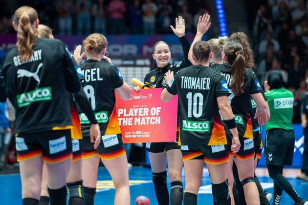 Handball I Frauen I Weltmeisterschaft I Vorrunde I 2. Spieltag I Uruguay - Deutschland I 28.11.2025 Nieke Kühne (19, Deutschland) wurde als Playre of the Match ausgezeichnet Stuttgart Porsche Arena Baden-Württemberg Deutschland Copyright: xLobeca MaxxPetershansx