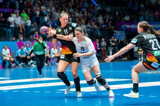 Handball I Frauen I Weltmeisterschaft I Vorrunde I 2. Spieltag I Uruguay - Deutschland I 28.11.2025 Camila Bianco Castiella (8, Uruguay) verteidigt von Xenia Smits (11, Deutschland) Stuttgart Porsche Arena Baden-Württemberg Deutschland Copyright: xLobeca MaxxPetershansx