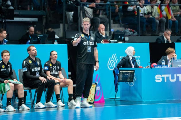 Handball I Frauen I Weltmeisterschaft I Vorrunde I 2. Spieltag I Uruguay - Deutschland I 28.11.2025 Markus Gaugisch (Trainer, Deutschland) Stuttgart Porsche Arena Baden-Württemberg Deutschland Copyright: xLobeca MaxxPetershansx