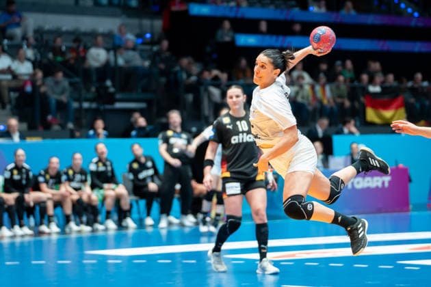 Handball I Frauen I Weltmeisterschaft I Vorrunde I 2. Spieltag I Uruguay - Deutschland I 28.11.2025 Viviana Ferrari Lorence (10, Uruguay) im Wurf Stuttgart Porsche Arena Baden-Württemberg Deutschland Copyright: xLobeca MaxxPetershansx