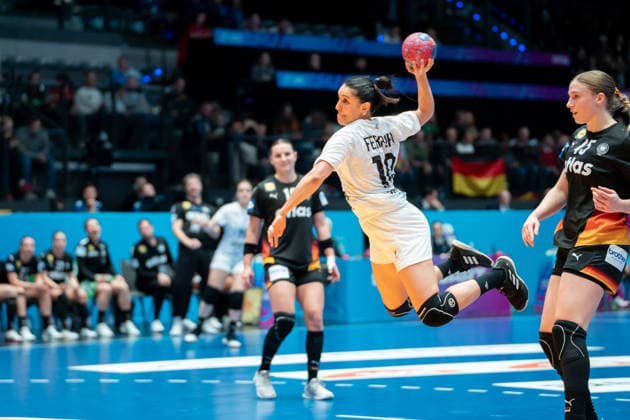 Handball I Frauen I Weltmeisterschaft I Vorrunde I 2. Spieltag I Uruguay - Deutschland I 28.11.2025 Viviana Ferrari Lorence (10, Uruguay) im Wurf Stuttgart Porsche Arena Baden-Württemberg Deutschland Copyright: xLobeca MaxxPetershansx
