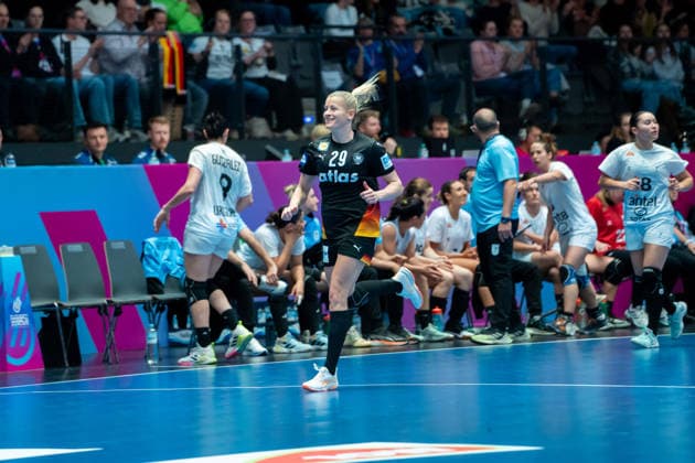 Handball I Frauen I Weltmeisterschaft I Vorrunde I 2. Spieltag I Uruguay - Deutschland I 28.11.2025 Antje Döll (29, Deutschland) Stuttgart Porsche Arena Baden-Württemberg Deutschland Copyright: xLobeca MaxxPetershansx