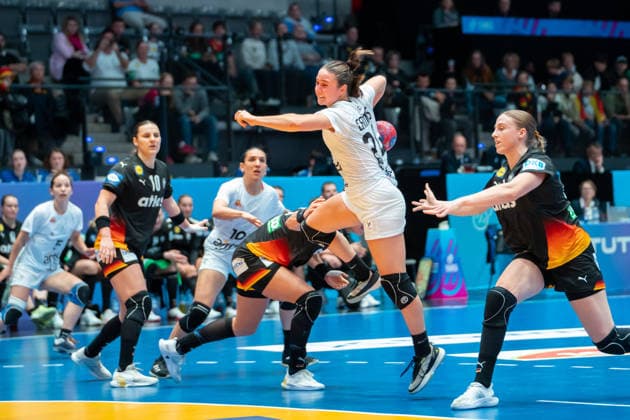 Handball I Frauen I Weltmeisterschaft I Vorrunde I 2. Spieltag I Uruguay - Deutschland I 28.11.2025 Martina Maria Campos Havranek (24, Uruguay) im Wurf Stuttgart Porsche Arena Baden-Württemberg Deutschland Copyright: xLobeca MaxxPetershansx