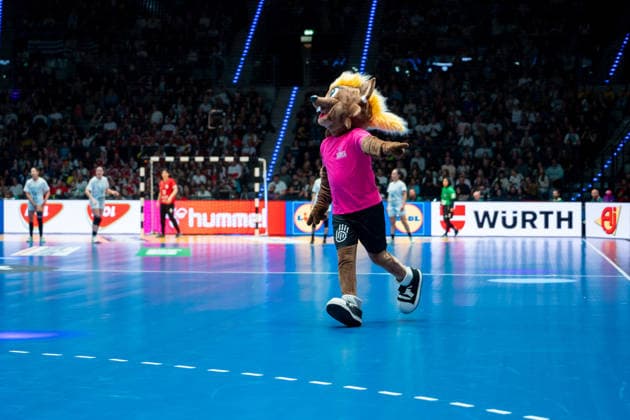 Handball I Frauen I Weltmeisterschaft I Vorrunde I 2. Spieltag I Uruguay - Deutschland I 28.11.2025 Maskottchen Hanni Stuttgart Porsche Arena Baden-Württemberg Deutschland Copyright: xLobeca MaxxPetershansx