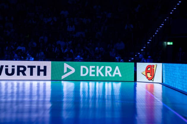 Handball I Frauen I Weltmeisterschaft I Vorrunde I 2. Spieltag I Uruguay - Deutschland I 28.11.2025 Dekra Werbebanner Stuttgart Porsche Arena Baden-Württemberg Deutschland Copyright: xLobeca MaxxPetershansx