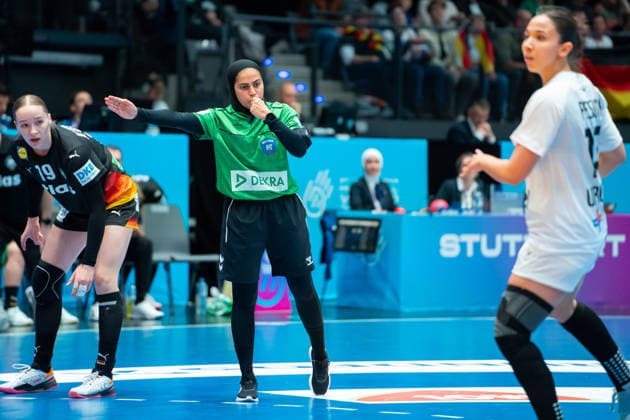 Handball I Frauen I Weltmeisterschaft I Vorrunde I 2. Spieltag I Uruguay - Deutschland I 28.11.2025 Schiedsrichterin Stuttgart Porsche Arena Baden-Württemberg Deutschland Copyright: xLobeca MaxxPetershansx