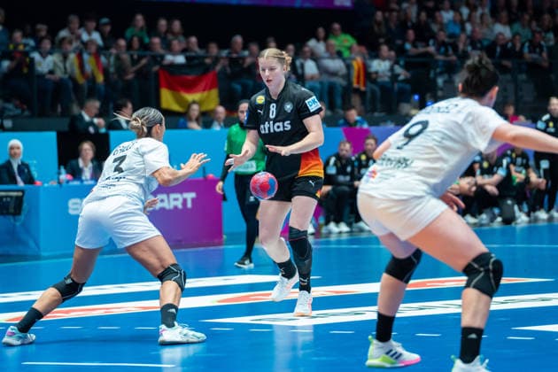 Handball I Frauen I Weltmeisterschaft I Vorrunde I 2. Spieltag I Uruguay - Deutschland I 28.11.2025 Nina Engel (8, Deutschland) Stuttgart Porsche Arena Baden-Württemberg Deutschland Copyright: xLobeca MaxxPetershansx