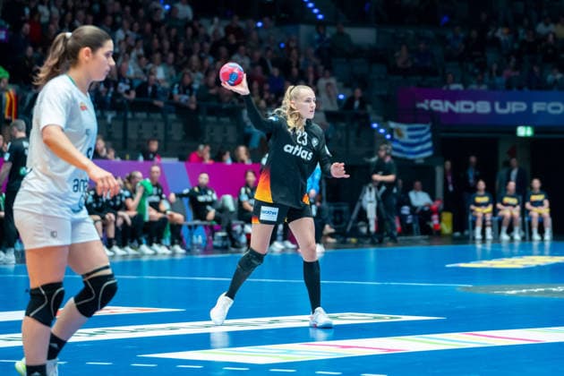 Handball I Frauen I Weltmeisterschaft I Vorrunde I 2. Spieltag I Uruguay - Deutschland I 28.11.2025 Annika Lott (23, Deutschland) Stuttgart Porsche Arena Baden-Württemberg Deutschland Copyright: xLobeca MaxxPetershansx