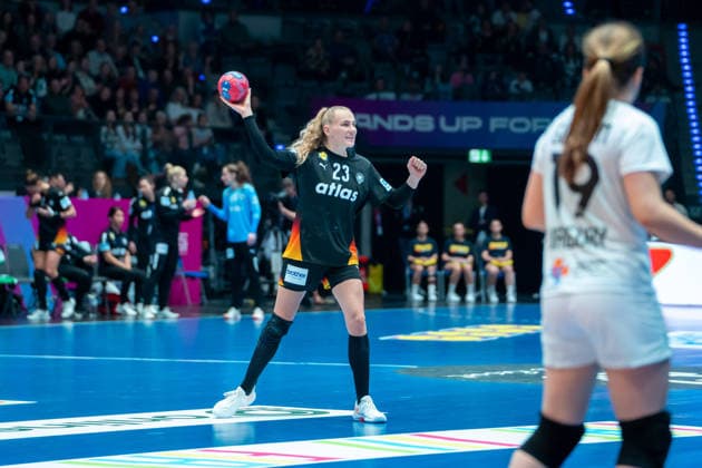 Handball I Frauen I Weltmeisterschaft I Vorrunde I 2. Spieltag I Uruguay - Deutschland I 28.11.2025 Annika Lott (23, Deutschland) Stuttgart Porsche Arena Baden-Württemberg Deutschland Copyright: xLobeca MaxxPetershansx