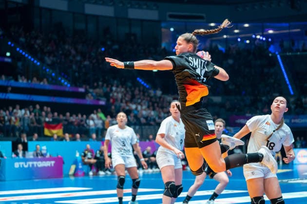 Handball I Frauen I Weltmeisterschaft I Vorrunde I 2. Spieltag I Uruguay - Deutschland I 28.11.2025 Xenia Smits (11, Deutschland) im Wurf Stuttgart Porsche Arena Baden-Württemberg Deutschland Copyright: xLobeca MaxxPetershansx