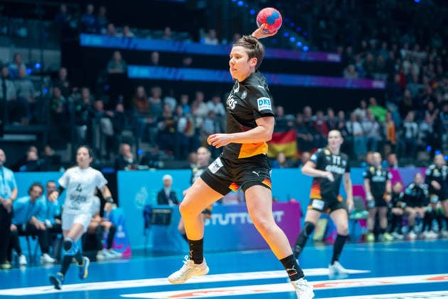 Handball I Frauen I Weltmeisterschaft I Vorrunde I 2. Spieltag I Uruguay - Deutschland I 28.11.2025 Alina Grijseels (4, Deutschland) im Wurf Stuttgart Porsche Arena Baden-Württemberg Deutschland Copyright: xLobeca MaxxPetershansx