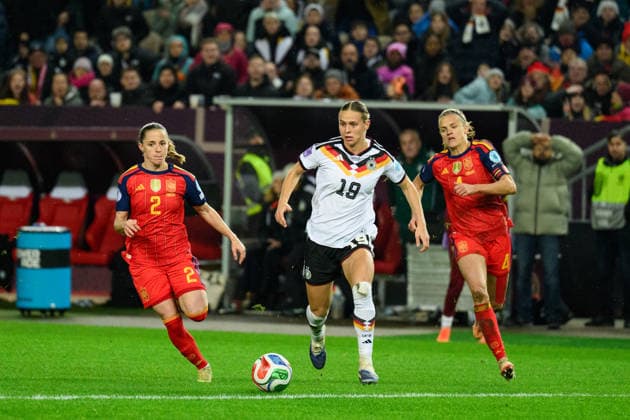 28.11.2025, Fußball, UEFA Womens Nations League Endrunde, Finale, Hinspiel, Deutschland - Spanien Klara Bühl (19 Deutschland) entwischt Ona Batlle (2 Spanien) und Irene Paredes Hernandez (4 Spanien) .