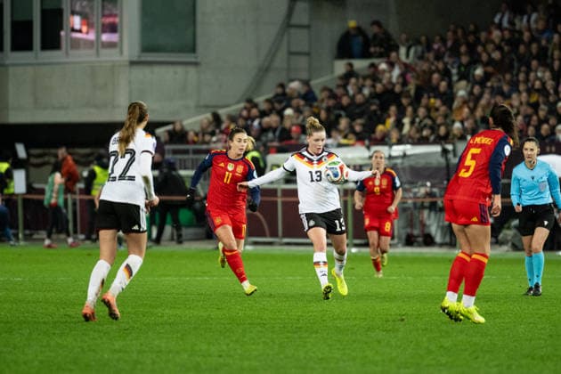 28.11.2025, Fußball, UEFA Womens Nations League Endrunde, Finale, Hinspiel, Deutschland - Spanien Alara Sehitler (13 Deutschland) gewinnt den Ball im Mittelfeld.