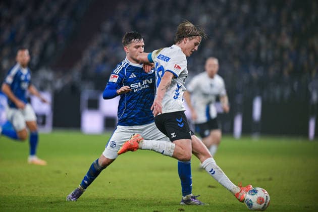 28.11.2025, Fussball, 2. Bundesliga, Saison 2025 2026, 14. Spieltag, FC Schalke 04 - SC Paderborn, Vitalie Becker (FC Schalke 04), Felix Götze (SC Paderborn 07) xRHR-FOTO YYx Copyright: KROEGER RHR-FOTOx RHR-FOTO YY