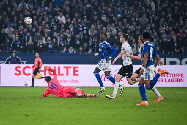 28.11.2025, Fussball, 2. Bundesliga, Saison 2025 2026, 14. Spieltag, FC Schalke 04 - SC Paderborn, Bryan Lasme (FC Schalke 04) erzielt das Tor zum 2:1 per Heber, xRHR-FOTO YYx Copyright: KROEGER RHR-FOTOx RHR-FOTO YY