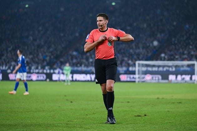 28.11.2025, Fussball, 2. Bundesliga, Saison 2025 2026, 14. Spieltag, FC Schalke 04 - SC Paderborn, Schiedsrichter Tobias Reichel xRHR-FOTO YYx Copyright: KROEGER RHR-FOTOx RHR-FOTO YY