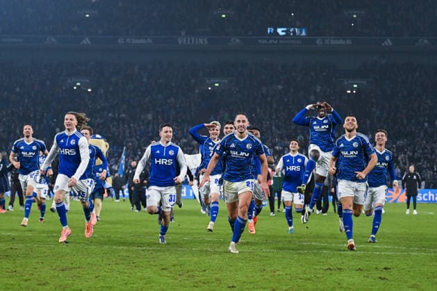 28.11.2025, Fussball, 2. Bundesliga, Saison 2025 2026, 14. Spieltag, FC Schalke 04 - SC Paderborn, Die Spieler des FC Schalke 04 rennen auf die Nordkurve zu, xRHR-FOTO YYx Copyright: KROEGER RHR-FOTOx RHR-FOTO YY