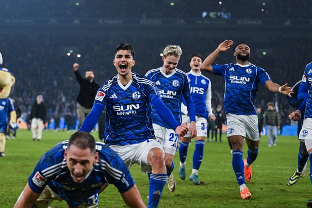 28.11.2025, Fussball, 2. Bundesliga, Saison 2025 2026, 14. Spieltag, FC Schalke 04 - SC Paderborn, Die Spieler des FC Schalke 04 freuen sich über den Heimsieg, Mertcan Ayhan (FC Schalke 04) xRHR-FOTO YYx Copyright: KROEGER RHR-FOTOx RHR-FOTO YY