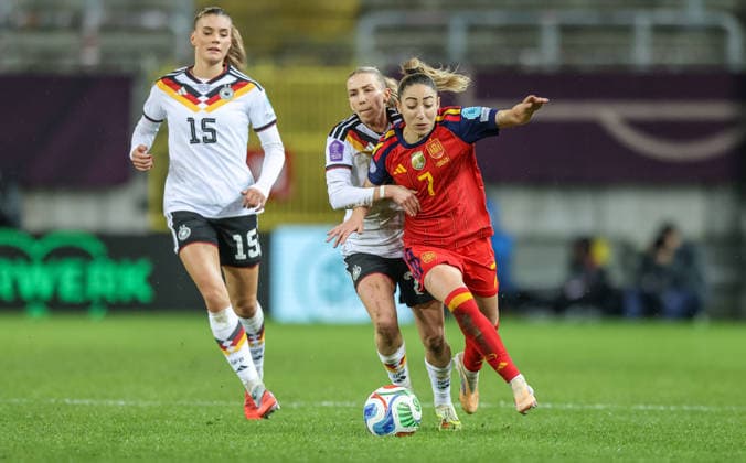 GER, Kaiserslautern, Deutschland vs Spanien, Länderspiel, Fussball, UEFA, Spielzeit 2025 2026, Womens Nations League, Fritz-Walter-Stadion, Finale, Hinspiel im Bild v.l.: Elisa Senß (Deutschland 20), Olga Carmona (Spanien 7) DFB DFL REGULATIONS PROHIBIT ANY USE OF PHOTOGRAPHS AS IMAGE SEQUENCES AND OR QUASI-VIDEO, 28.11.2025 Copyright: HMBxMedia HendrikxHamelau
