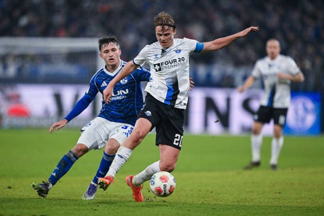 28.11.2025, Fussball, 2. Bundesliga, Saison 2025 2026, 14. Spieltag, FC Schalke 04 - SC Paderborn, Vitalie Becker (FC Schalke 04), Felix Götze (SC Paderborn 07) xRHR-FOTO YYx Copyright: KROEGER RHR-FOTOx RHR-FOTO YY