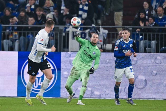 28.11.2025, Fussball, 2. Bundesliga, Saison 2025 2026, 14. Spieltag, FC Schalke 04 - SC Paderborn, Torwart Loris Karius (FC Schalke 04), Vitalie Becker (FC Schalke 04) xRHR-FOTO YYx Copyright: KROEGER RHR-FOTOx RHR-FOTO YY